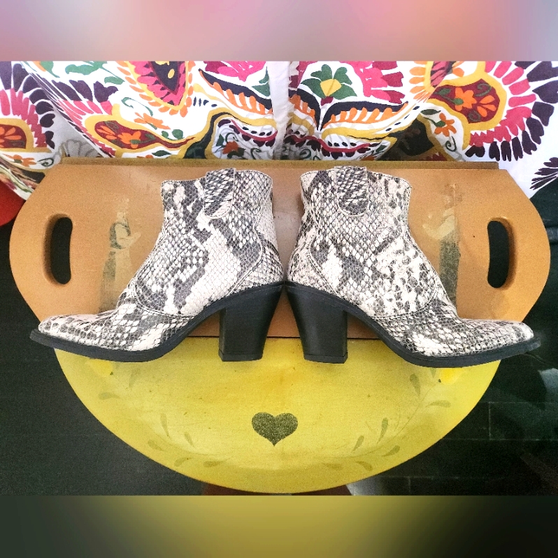 Black And White Gabriella Ankle Snakeskin Booties - Size 37 = (6.5 / 7)